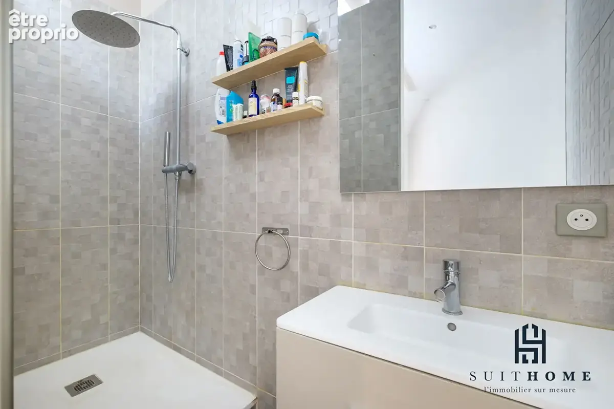 A vendre maison 175 m²  à Saint Romain Au Mont D Or, piscine et terrain clos et arboré - photo 12