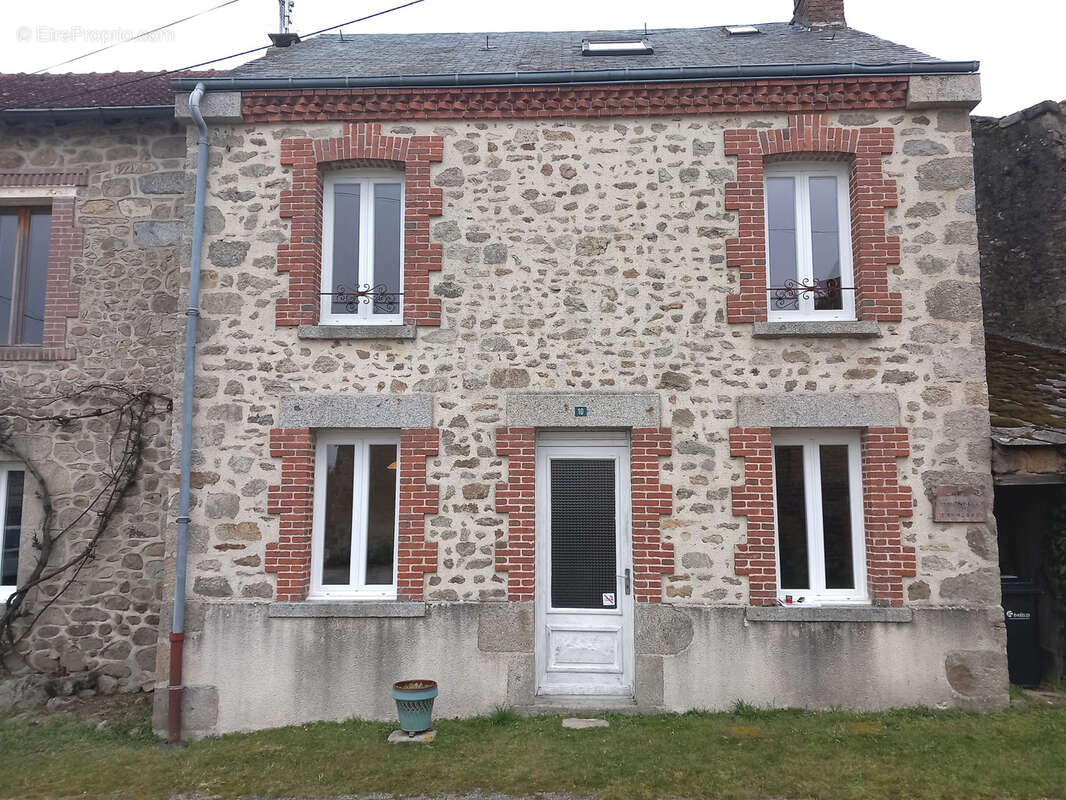 Maison à SAINT-PRIEST-LA-PLAINE