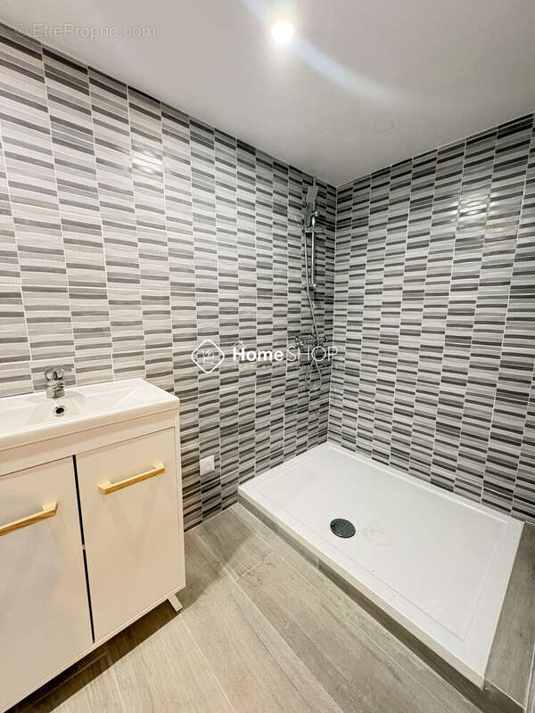 RDC receveur de douche - Appartement à GONFARON