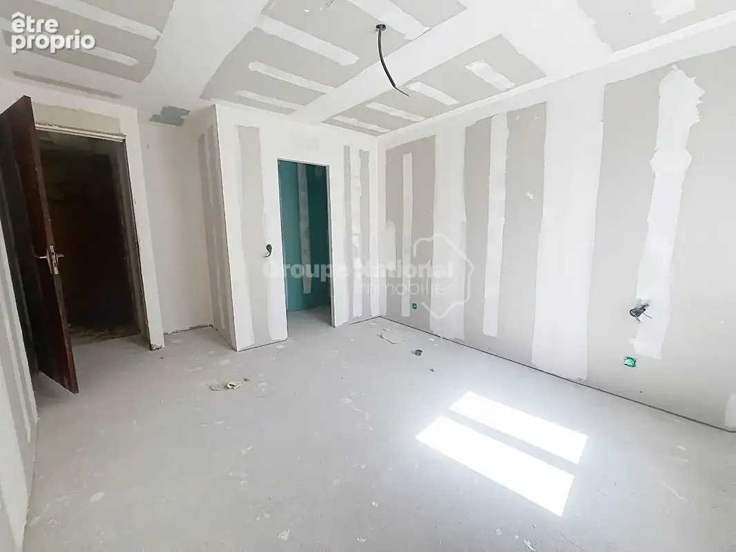 Appartement refait à neuf - Centre ville - STE CECILE LES VIGNES - photo 2