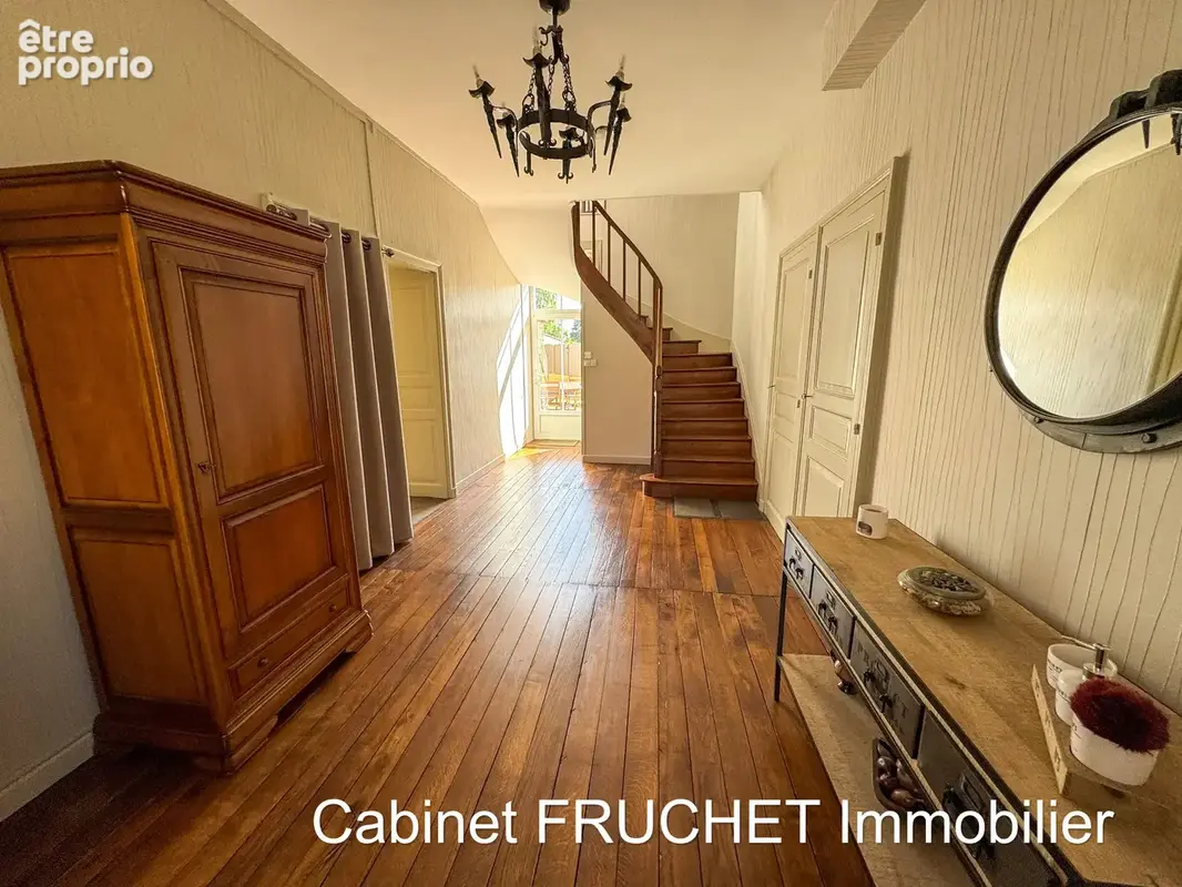 En centre ville de CHANTONNAY - Maison de caractère avec 5 chambres - photo 4