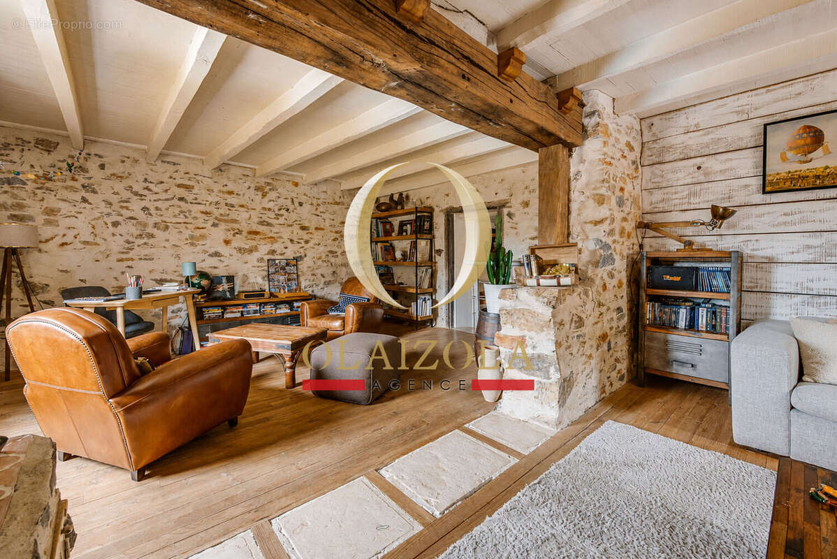 LOUHOSSOA - Ferme basque rénovée avec piscine, 4 hectares et vue montagne - photo 9