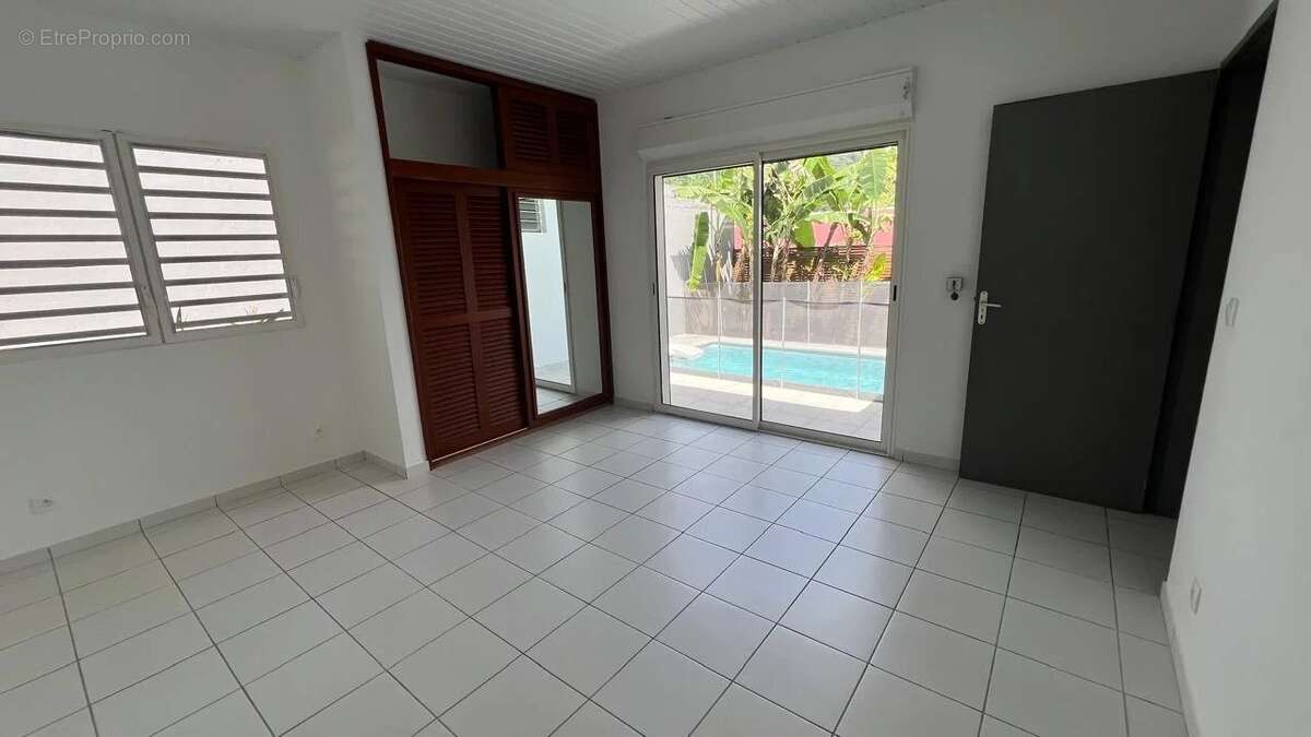 Villa t5 avec piscine proche de toutes les commodités – quartier prisé de rémire-montjoly - photo 8