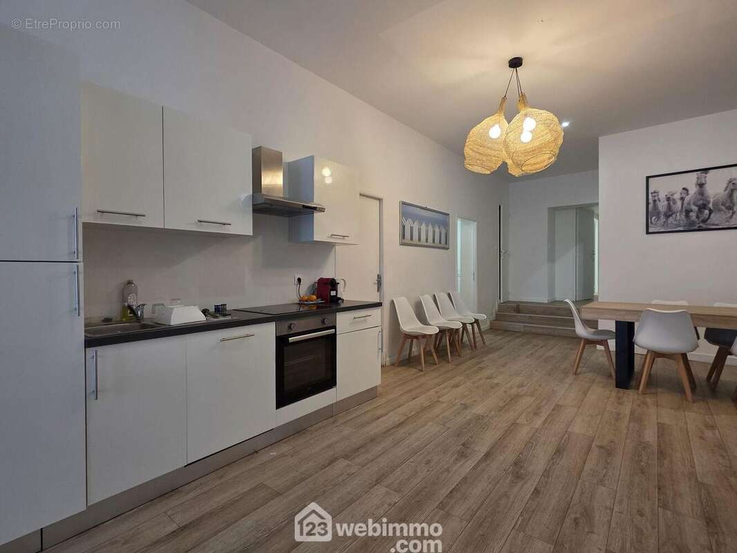 La cuisine est entièrement équipée, fonctionnelle et élégante, pour un confort au quotidien. - Appartement à REIMS