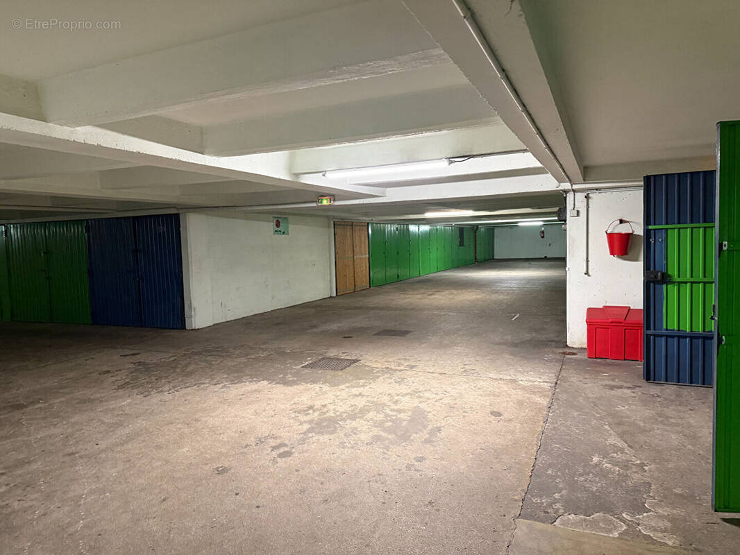 Parking à PARIS-11E