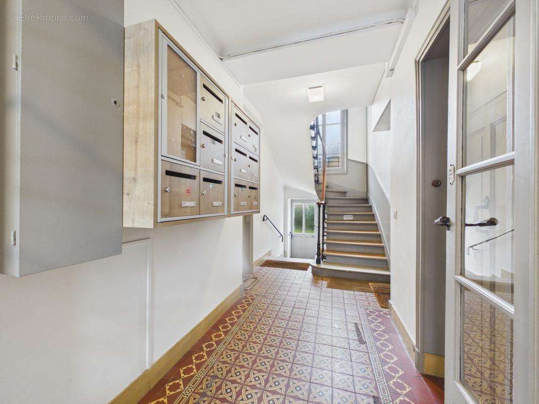 - 78000 versailles - quartier montreuil - charme de l'ancien - parquet moulures cheminees - expose sud sur jardin - grande cave  - photo 14