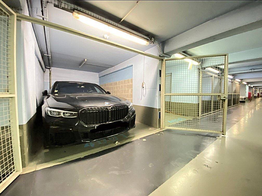 Parking à PARIS-16E