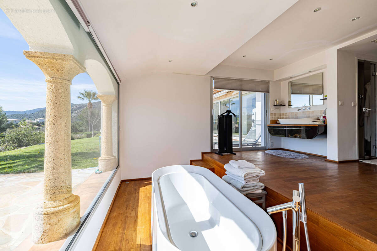 Maison à PLAN-DE-LA-TOUR