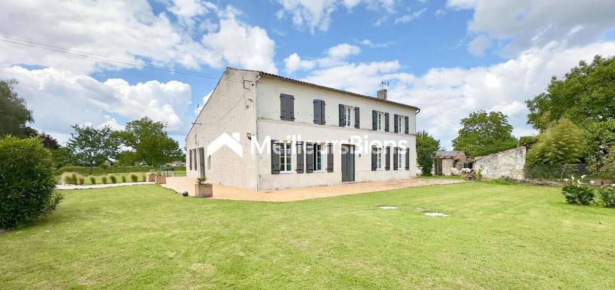 Maison à SAINTES