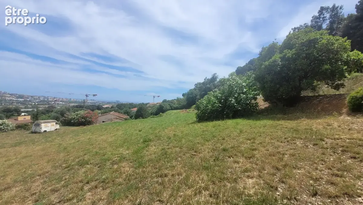 Terrain à SAINT-LAURENT-DU-VAR