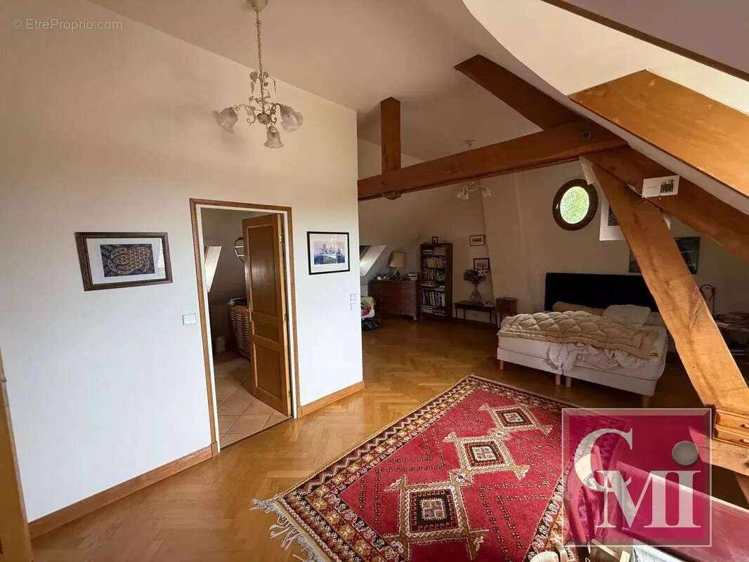 Exclusivite !! Pavillon familial avec piscine et grande dépe - photo 8