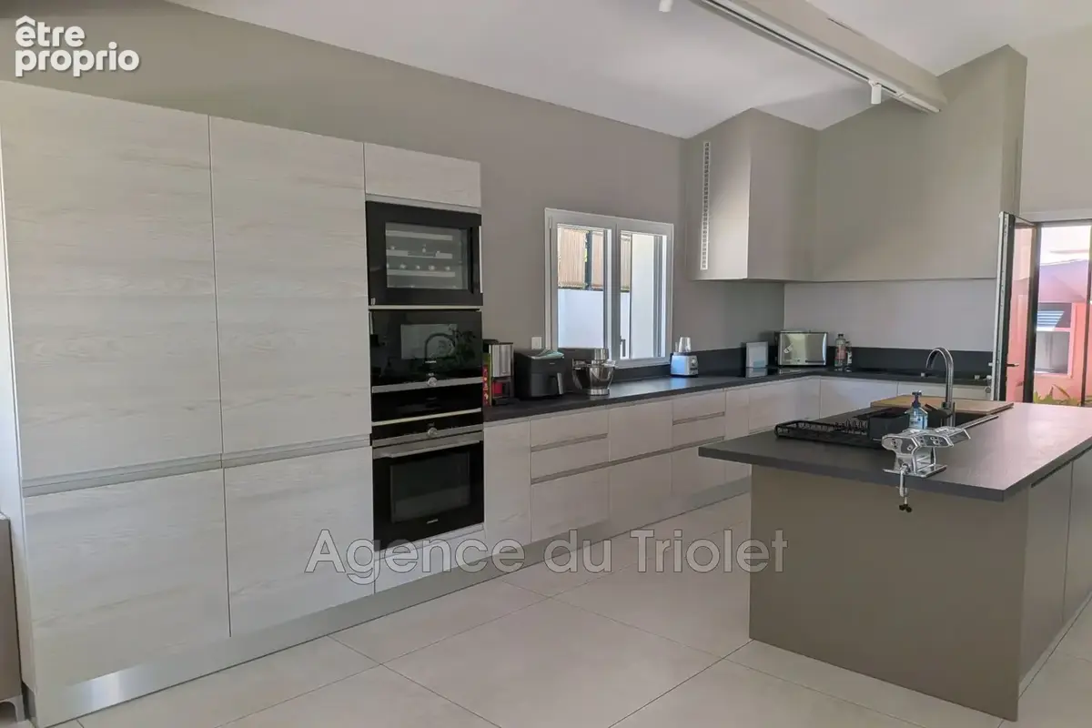 Maison 218 m² à Saint-Clement-De-Riviere  - photo 3
