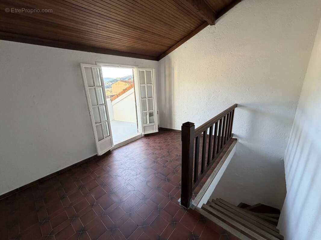 Appartement à CONTES