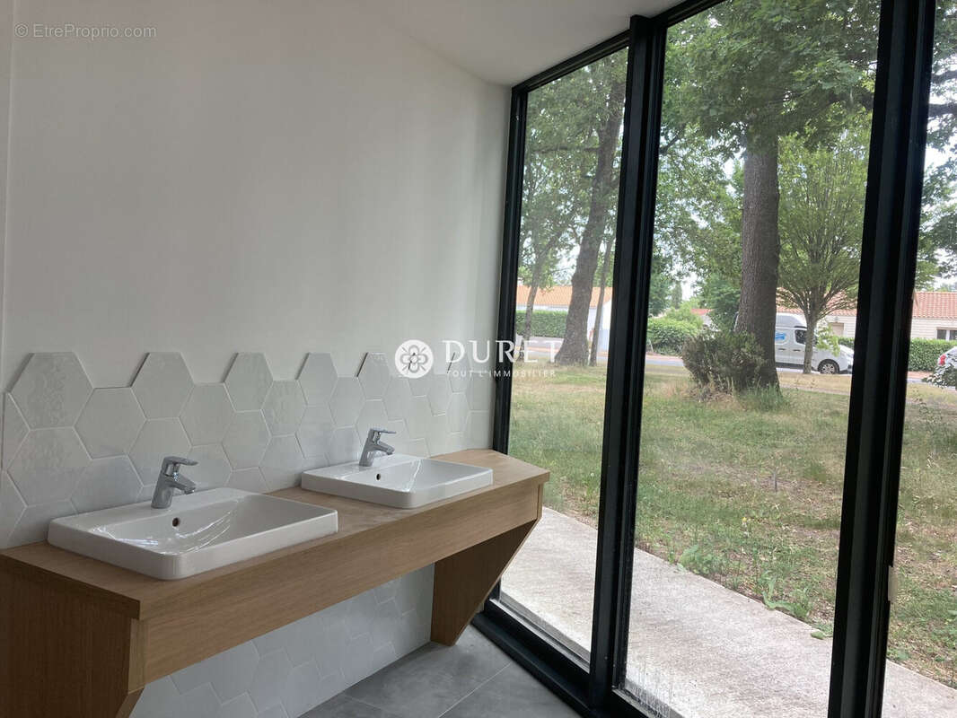 Commerce 258 m² à Challans  - photo 6