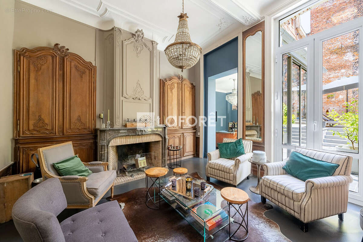 Grande maison d'époque rénovée avec goût - Secteur Tribunal - photo 2
