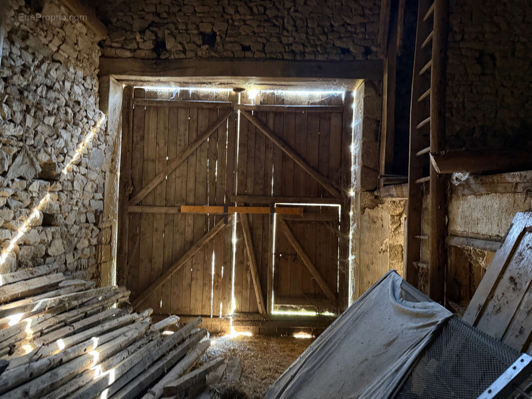 Auv 1225: Maison de caractère, grande grange, toits neufs, 1640m2 - photo 62