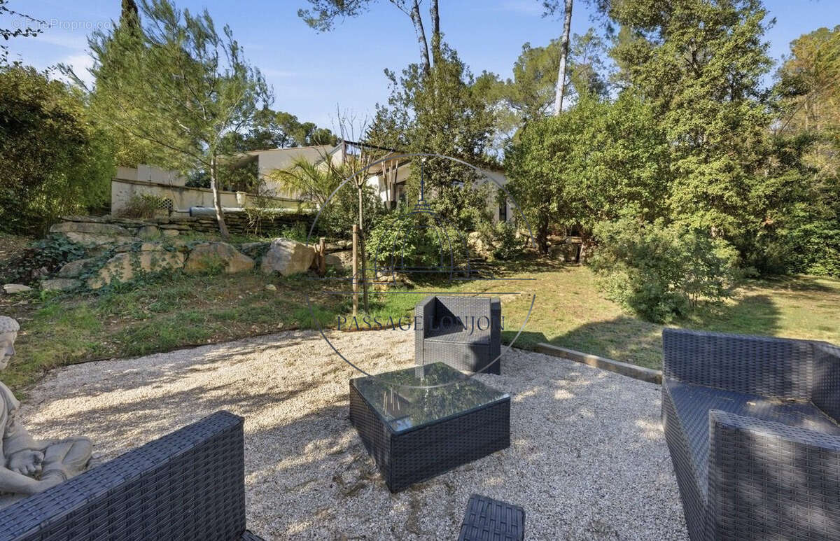 Maison à SAINT-CLEMENT-DE-RIVIERE