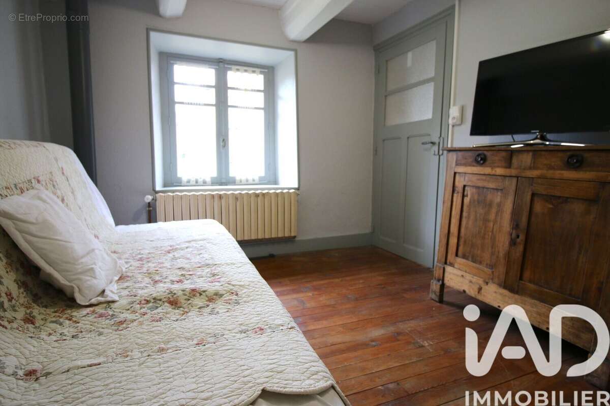 Maison 72 m² à Saint-Bonnet-Le-Bourg  - photo 4