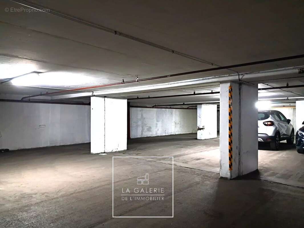 Parking à PARIS-16E