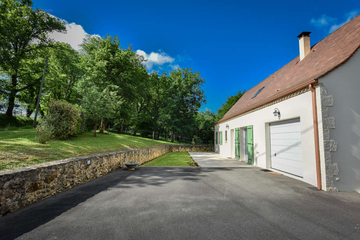 Maison à COUZE-ET-SAINT-FRONT