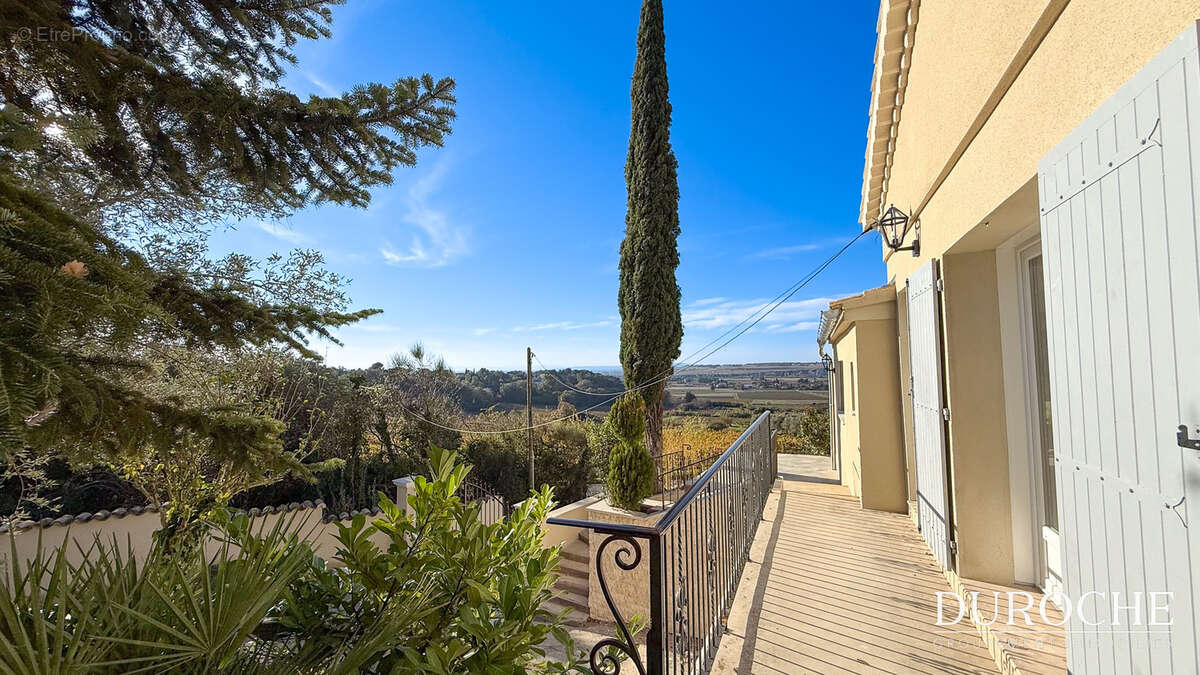 Séguret, Maison restaurée avec vue exceptionnelle   109 m2, piscine, garage et atelier - photo 12
