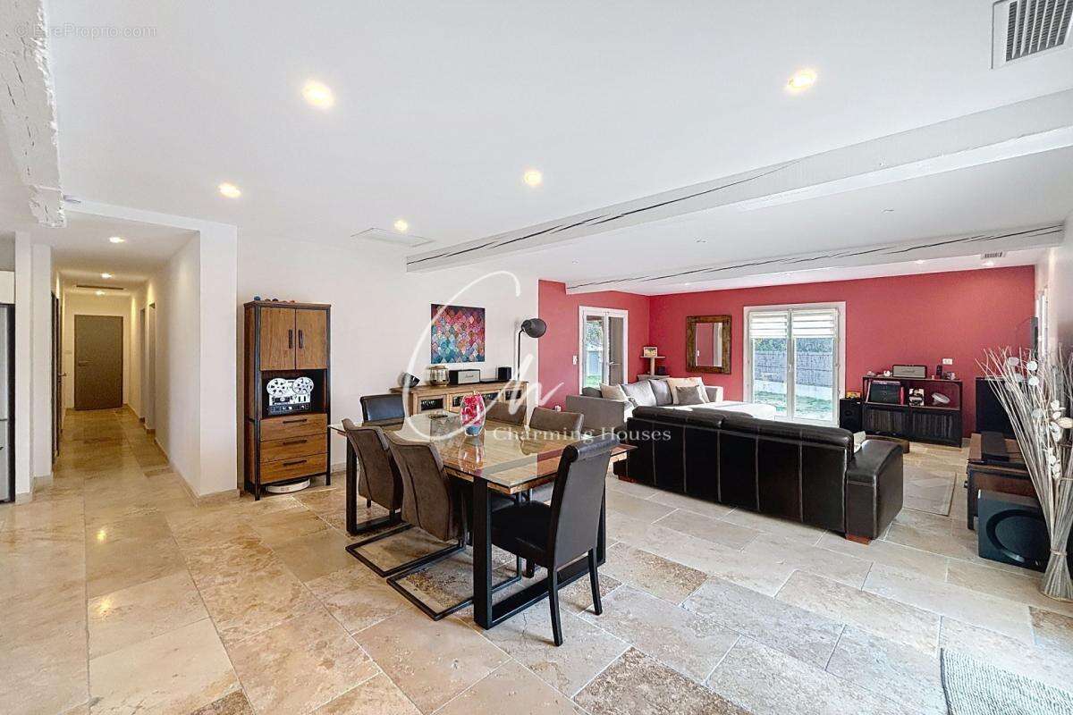 Maison à FONTVIEILLE