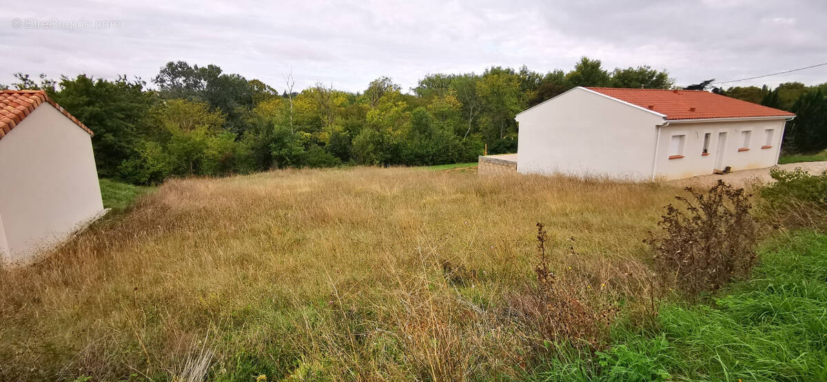 Terrain à AURIAC-SUR-VENDINELLE