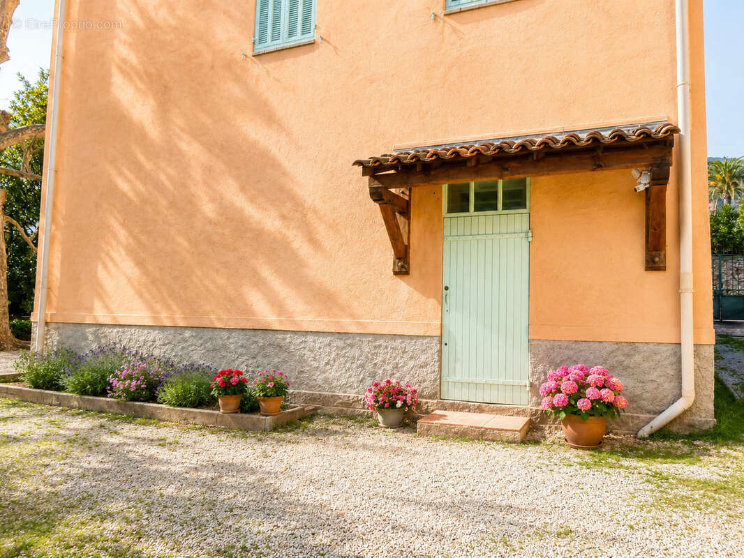 151 m2 de surface dont 80 m2 immense grenier  garage cellier petit exterieur - photo 2