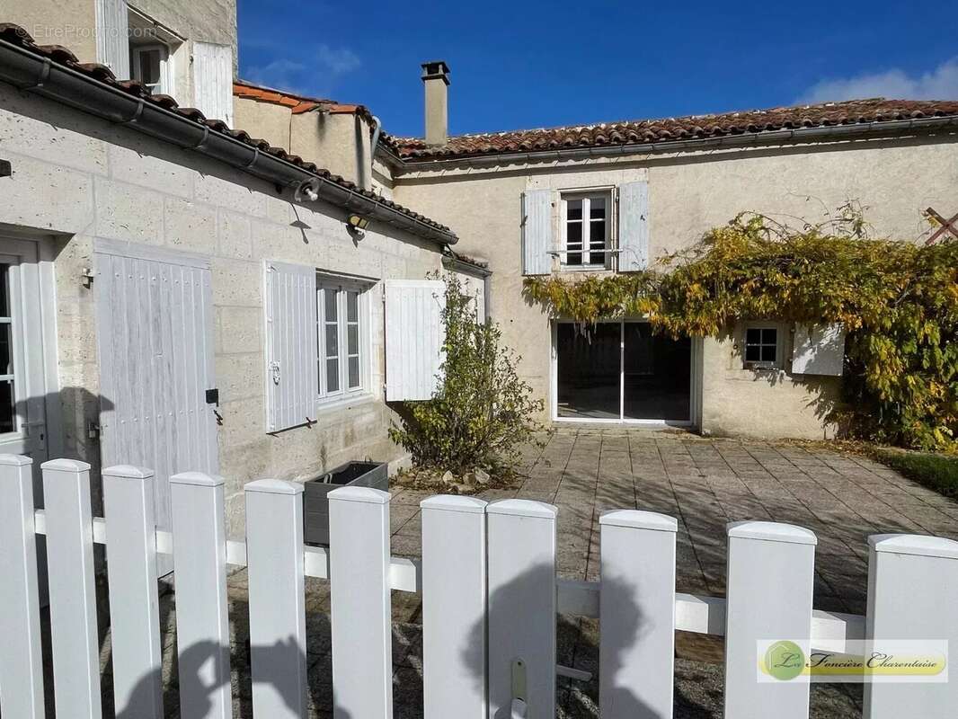 Maison à SAINT-AMANT-DE-BOIXE