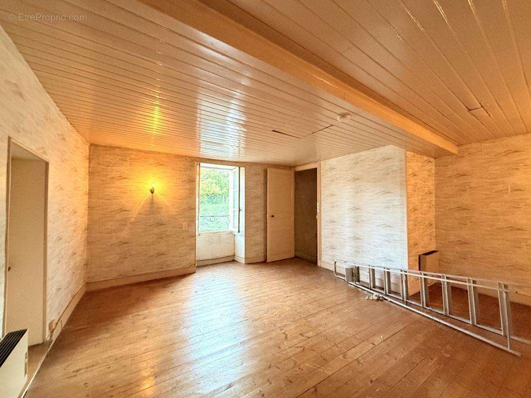 Maison à VILLEBOIS-LAVALETTE