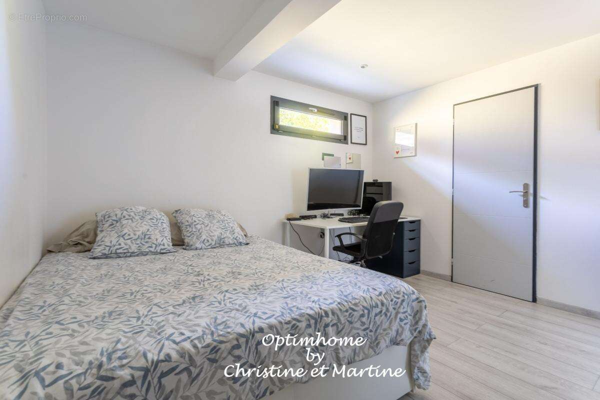 Orcines : maison contemporaine avec piscine – 192 m² – 4 chambres – terrain 715 m² - photo 12