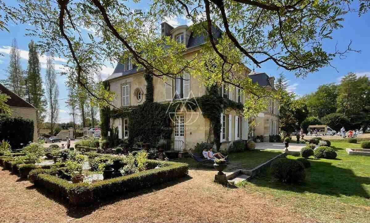 Beau château du XVIIIe siècle avec dépendances, incluant une salle de réception, situé dans l'Orne - photo 2