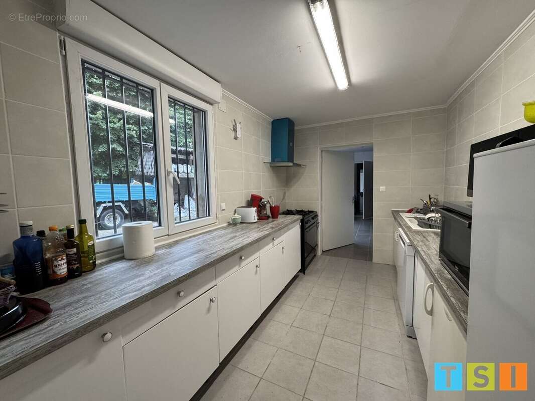 Au cur de Miramont-de-Comminges - ensemble immobilier - maison de caractère de 135 m² - vaste local commercial 100 m² sur 593m² - photo 2