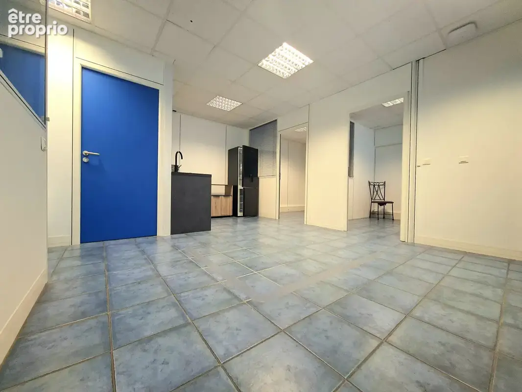 Local 142m2 -  entrepot + bureaux - grand parking - acces pl - photo 9