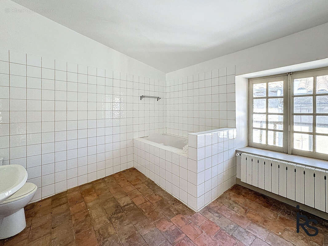 Une magnifique maison bourgeoise de 260 m2 avec terrasse et jardin clos de 300 m2. - photo 18