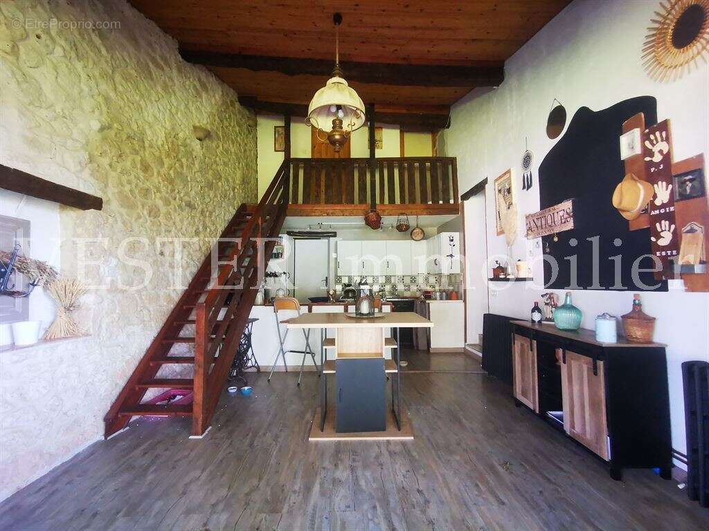 Maison de 250 m², avec 2300m² de terrain et piscine - photo 5