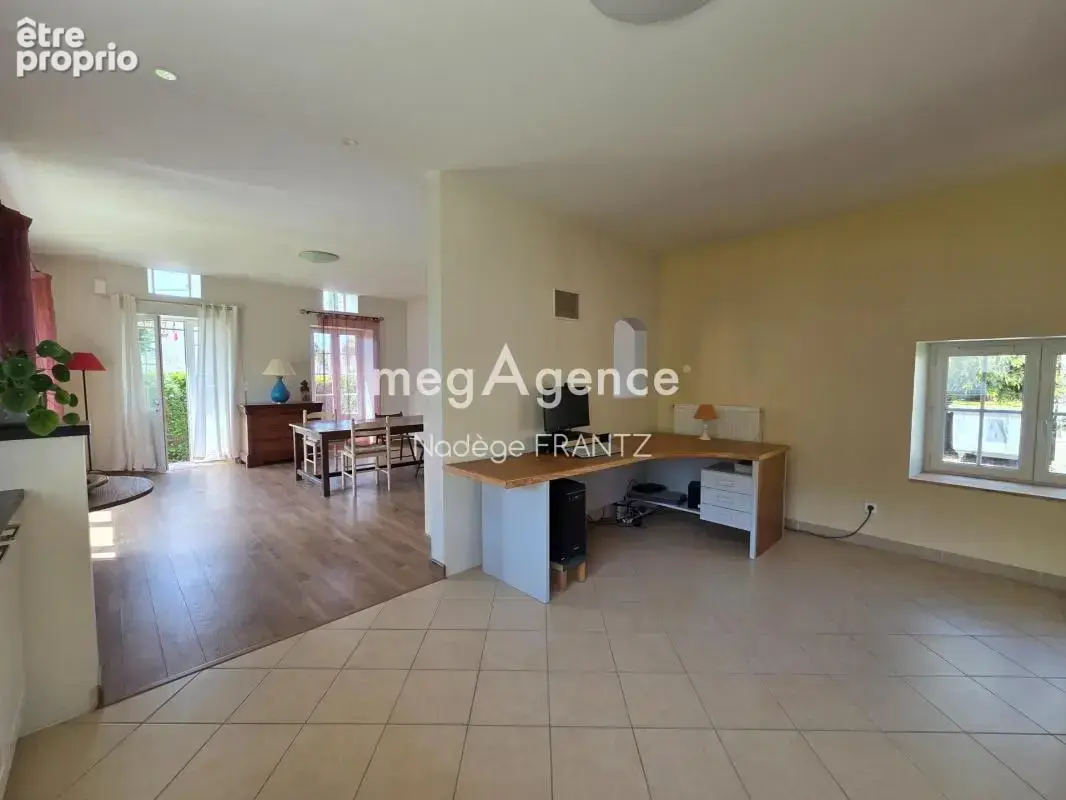 Maison de plain-pied rénovée à Aumagne – 2 chambres, jardin et dépendance - photo 6