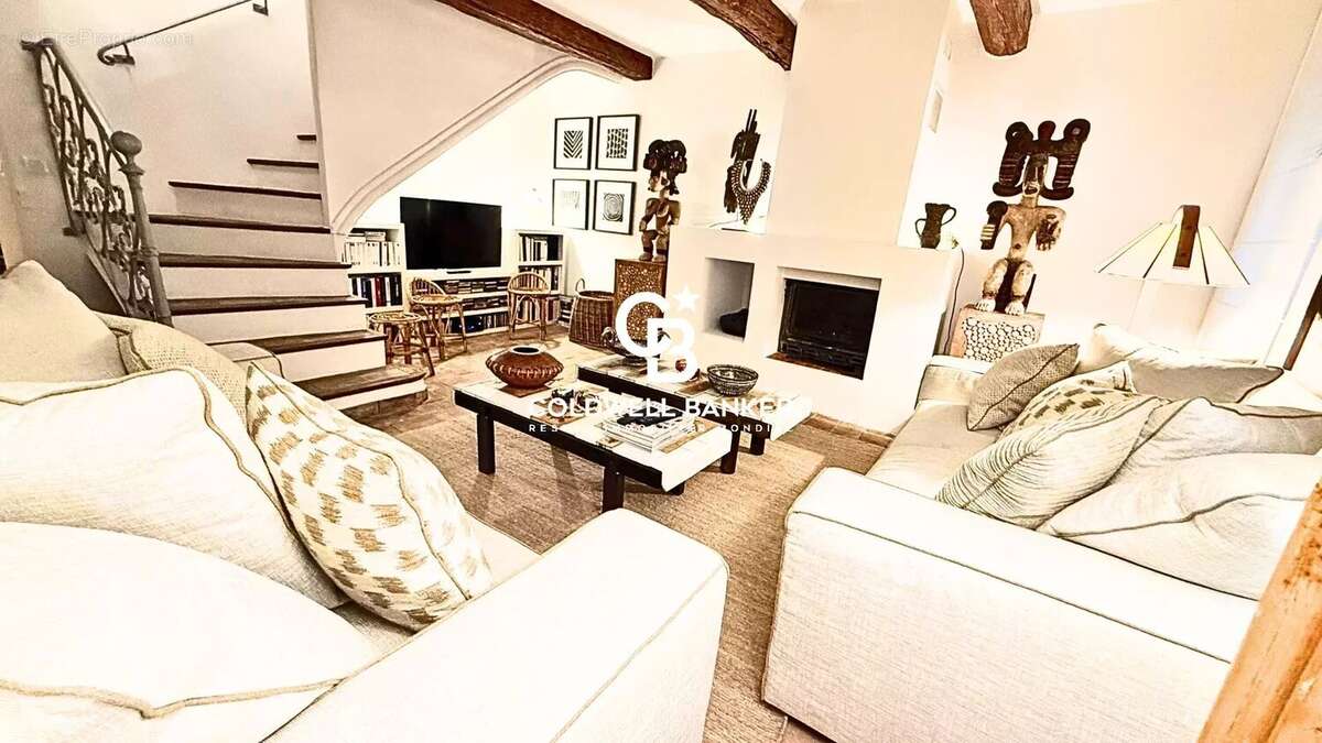 Maison de caractère avec garage et terrasse tropézienne plein sud - photo 2