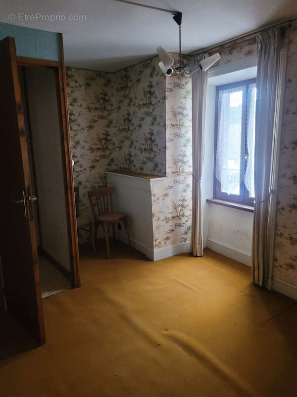 Maison à LA TOUR-D&#039;AUVERGNE