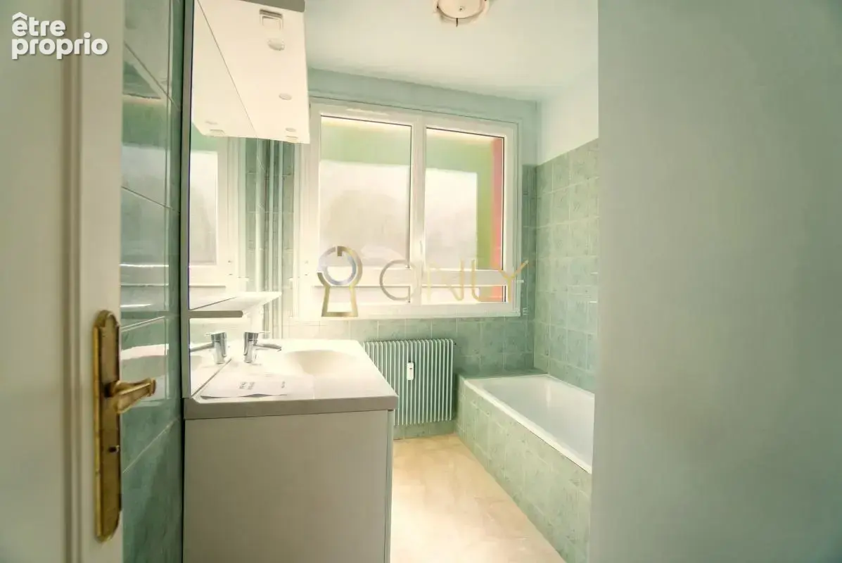 Jassans-Riottier - Appartement T3 à rénover - à vendre - photo 9