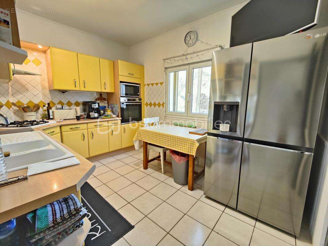 Nevian – maison de plain-pied de 130m² habitable – 4 chambres – salon avec toit cathédrale – séjour très lumineux avec cheminée  - photo 11