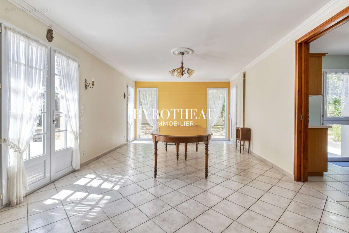 Maison 112 m² à Montreuil-Juigne  - photo 2
