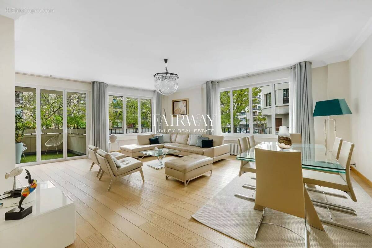 Appartement à PARIS-16E