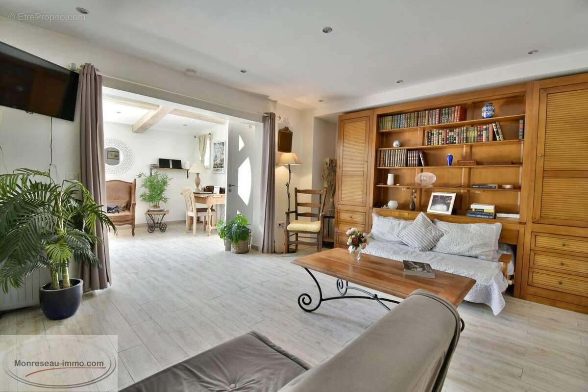 Maison à LA ROQUETTE-SUR-SIAGNE