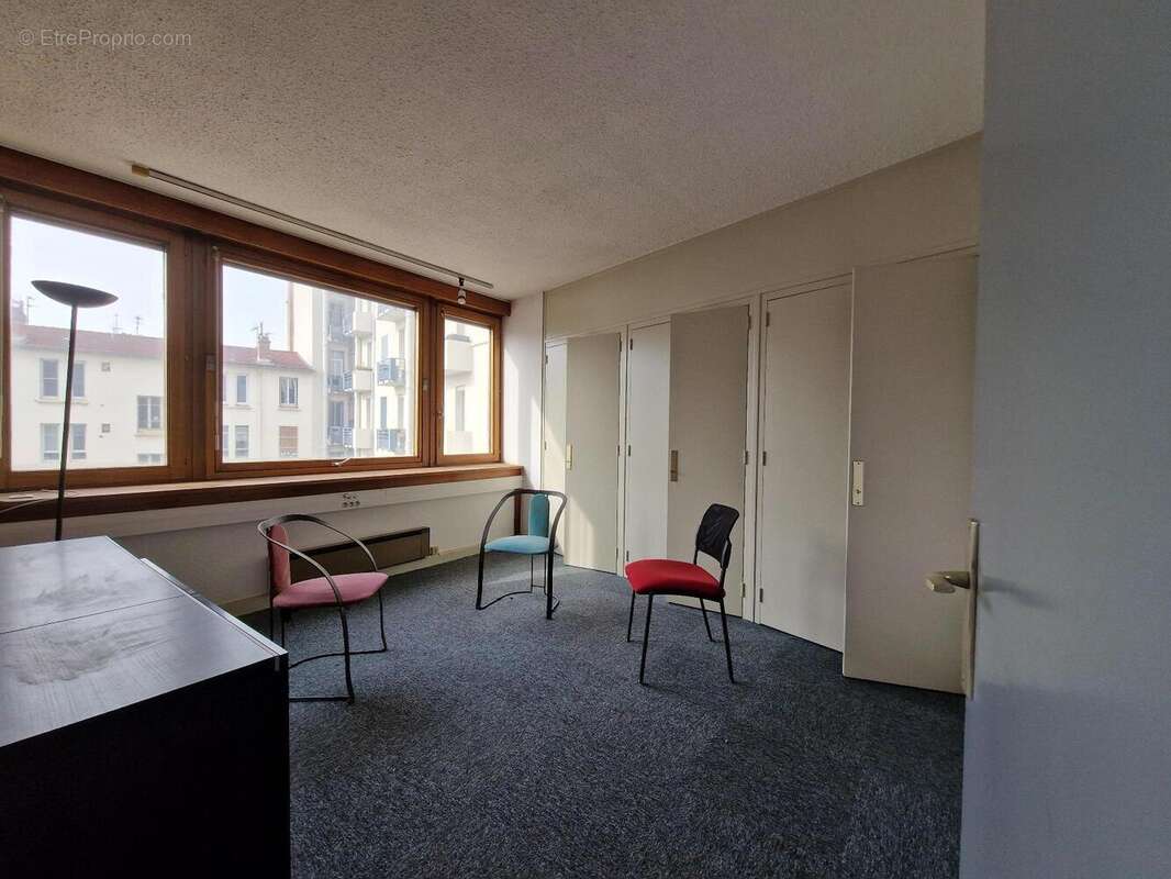   - Commerce à LYON-7E