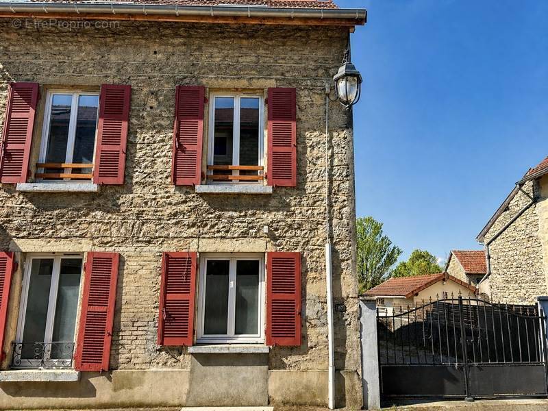 Maison à PORCIEU-AMBLAGNIEU