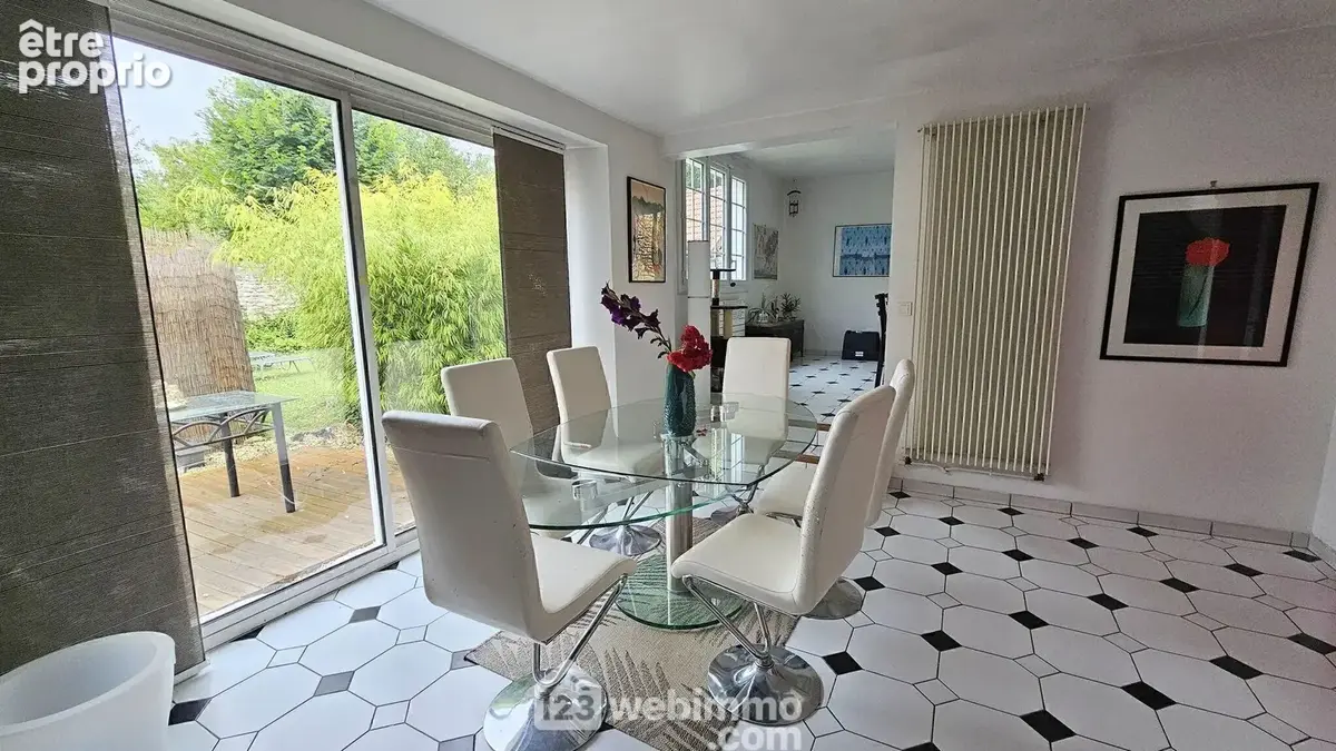 Un espace salle à manger très lumineux avec un accès sur une terrasse.