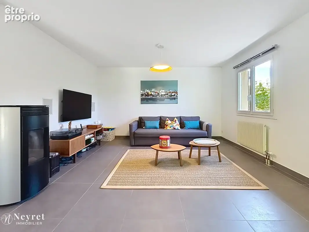 COMMUNAY   Belle maison familiale de 166 m2 sur terrain arboré de 800 m2 - photo 4