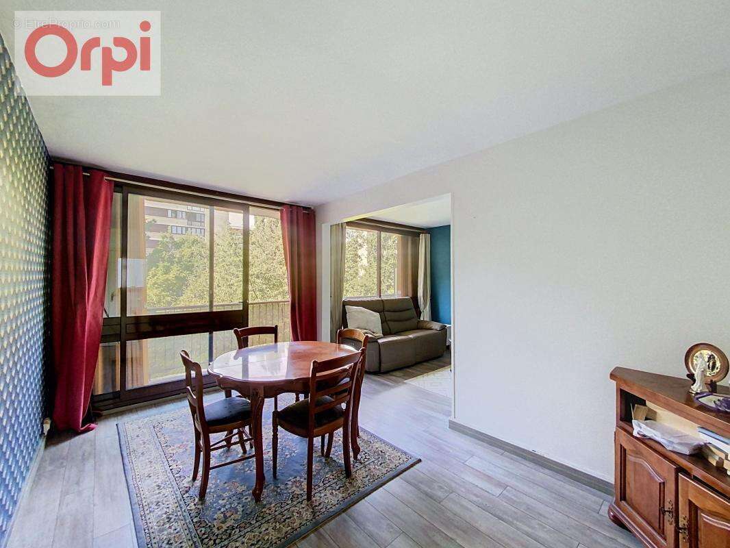 Appartement à FONTENAY-LE-FLEURY