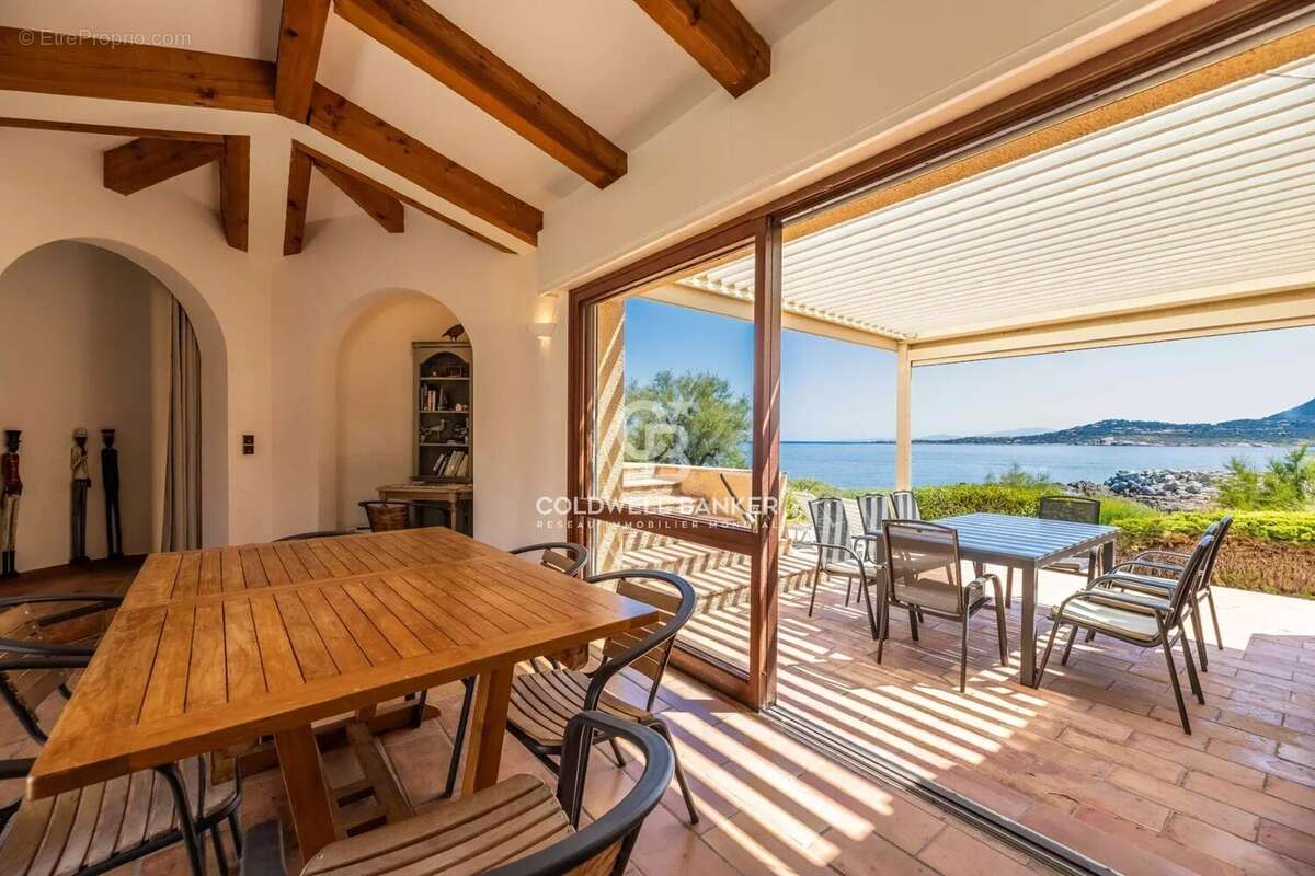 San Damiano - Villa d'architecte de bord de mer à potentiel - photo 8